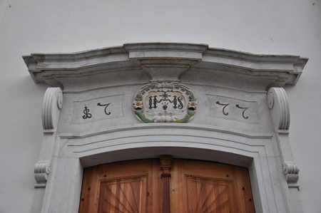 Detajl z letnico na glavnem portalu